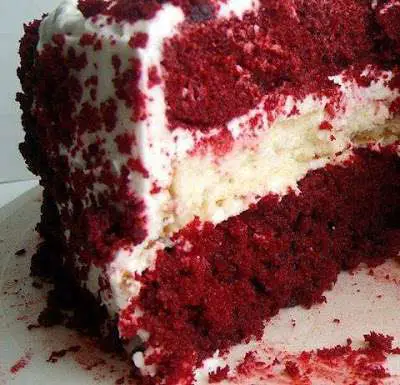 RED VELVET CHEESECAKE CAKE
